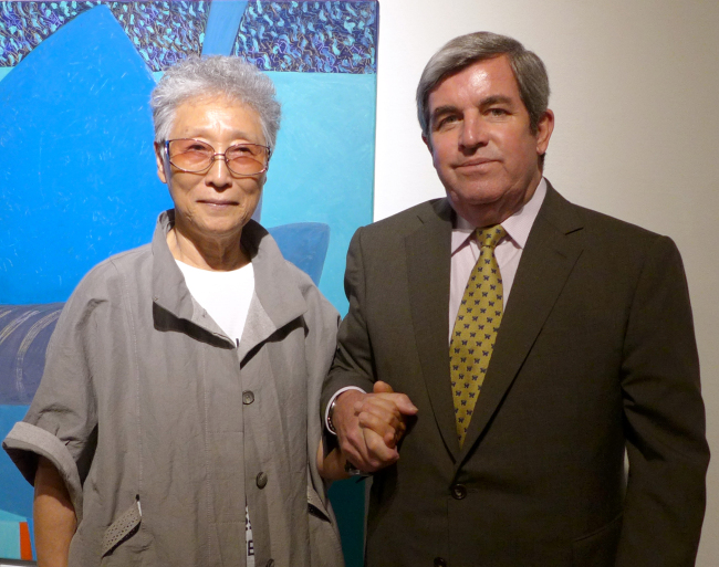 Korean-Argentine artist Kim Yun-shin (left) poses with Argentine Ambassador Jorge Roballo at the opening of her exhibition at the Hanwon Museum of Art in Seoul on Thursday. (Joel Lee/The Korea Herald)