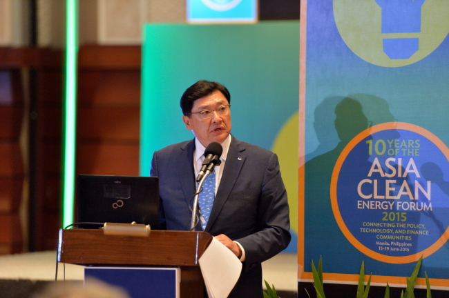 LSIS CEO Koo Ja-kyun speaks at the Asia Clean Energy Forum in Manila, the Philippines, Wednesday. (LSIS)