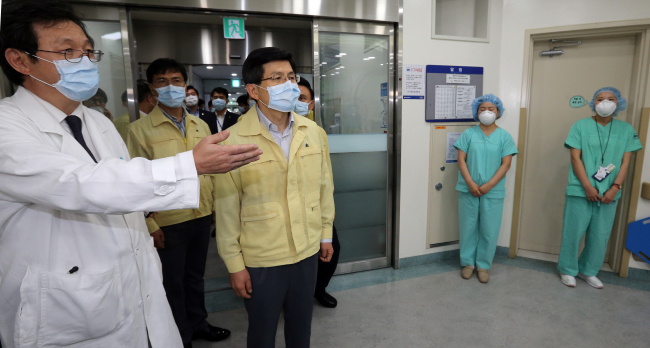 Prime Minister Hwang Kyo-ahn (second from left) inspects a hospital in Cheonan, South Chungcheong Province on Saturday. Yonhap