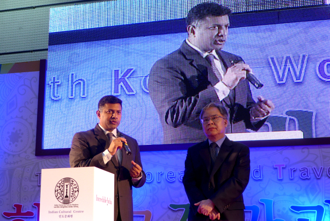 Indian Ambassador Vikram Doraiswami (left) speaks beside Korea World Travel Fair president Hong Ju-min at the Korea World Travel Fair 2015 at Coex in Seoul on June 11. (Joel Lee/The Korea Herald)