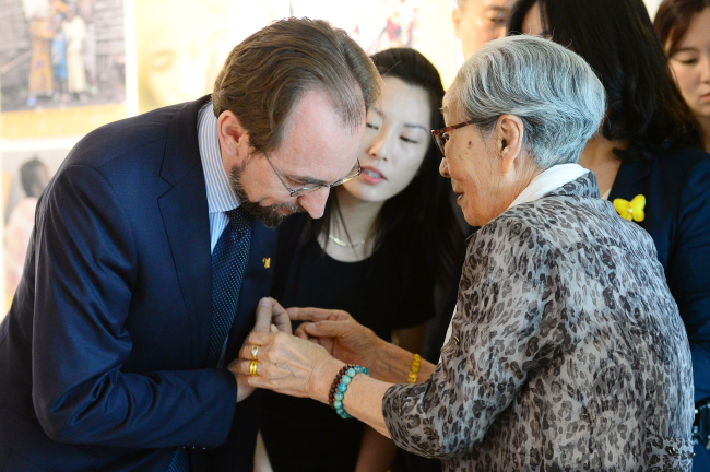 U.N. High Commissioner for Human Rights Zeid Ra‘ad Al Hussein meets Kim Bok-dong, a Korean victim of Japan, at a museum about wartime human rights in central Seoul on Wednesday. (Yonhap)