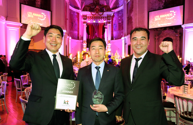 captionPark Jae-yoon (center), senior vice president of KT’s network technology unit, and KT officials celebrate winning the LTE Award during the 11th LTE World Summit in Amsterdam on Wednesday. KT