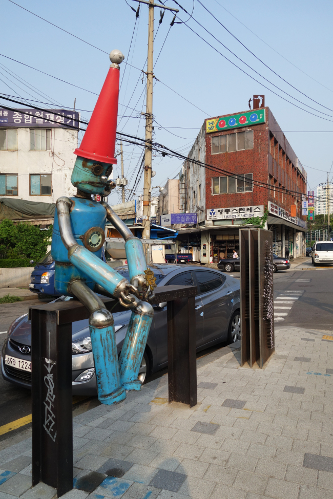 A giant steel puppet marks the gateway into the artsy Mullae-dong neighborhood (Rumy Doo/The Korea Herald)