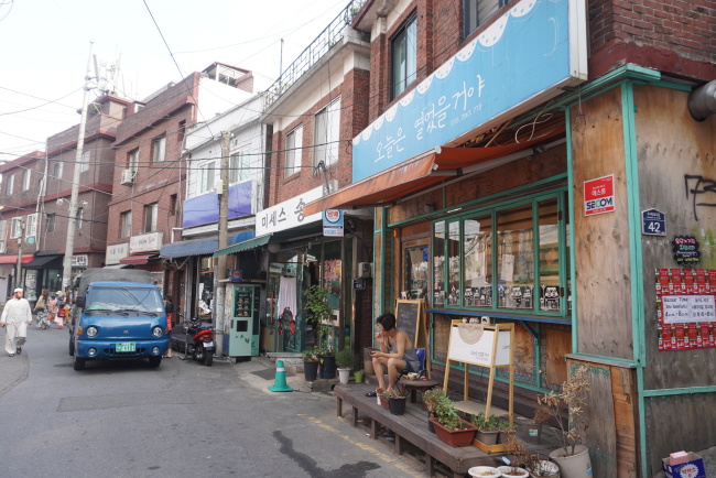 Mix of old and new stores make up the Usadan Village (Ahn Sung-mi/The Korea Herald)