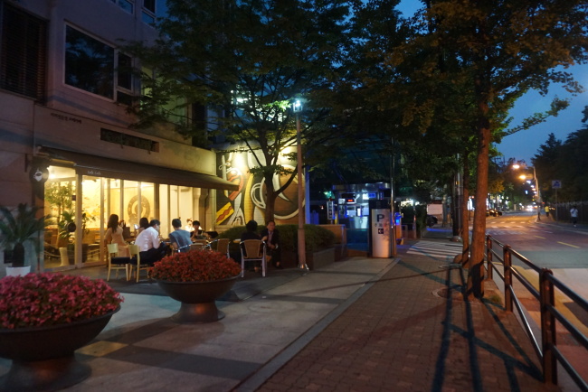 Restaurants, bars and cafes on Samseong-dong Deunggiso-gil have become a popular after-work hot spots in Seoul  (Ahn Sung-mi/The Korea Herald) 
