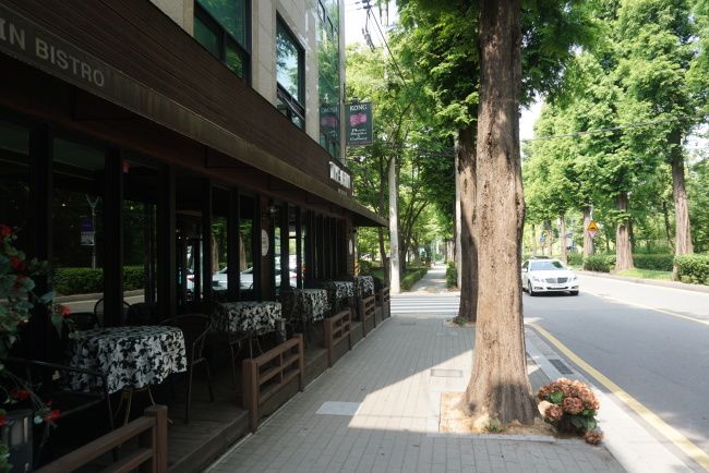  A restaurant located at Yangjaecheon Ttukbang-gil (Ahn Sung-mi/The Korea Herald)