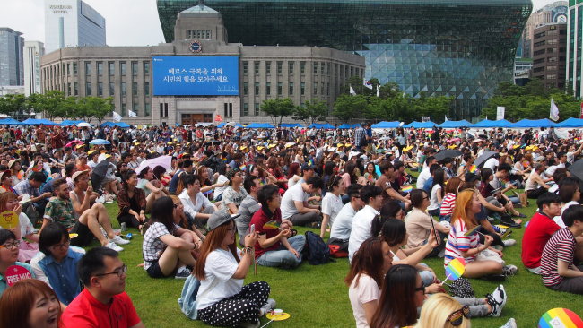 Thousands of spectators participate in the opening ceremony of the 16th Korea Queer Festival's pride parade in Seoul Plaza, central Seoul, Sunday. (Ock Hyun-ju/The Korea Herald)