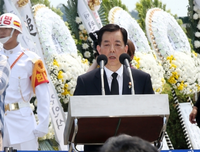 Defense Minister Han Min-koo delivers a memorial speech during a ceremony to mark the 13th anniversary of an inter-Korean West Sea skirmish that killed six South Korean sailors, at the Navy’s Second Fleet Command in Pyeongtaek, Gyeonggi Province, Monday. (Yonhap)