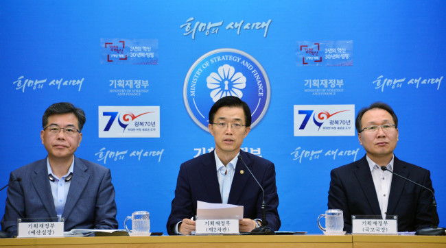 Vice Finance Minister Bang Moon-kyu (center) attends a press briefing on the government extra budget proposal in the government complex building in central Seoul, Friday. (Yonhap)