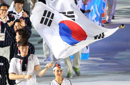 South Korean athletes enter the Gwangju World Cup Stadium. (Yonhap)