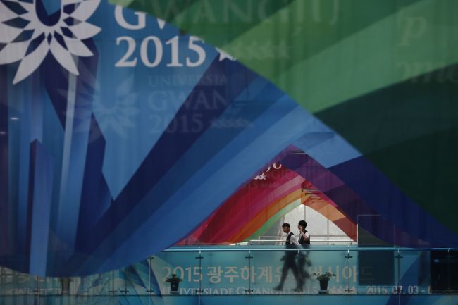 A huge flag of the Gwangju Universiade hangs from the ceiling at the Main Media Center in the Kimdaejung Convention Center. (Yonhap)