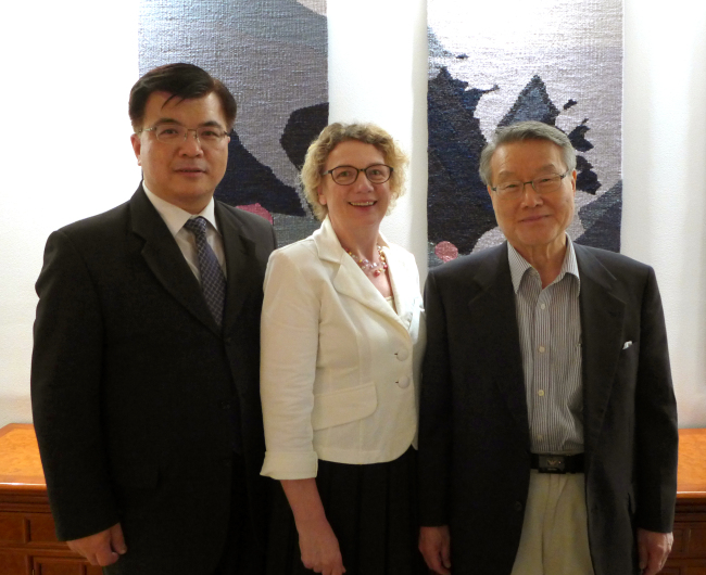 (From left) Author Kim Jung-ro, Irish Ambassador Alngeal O'Donoghue and former Korean Ambassador to the U.K. Ra Jong-il pose at a reception Tuesday at the Irish Embassy in Seoul to mark the publication of 