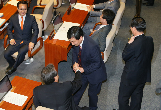 New Politics Alliance for Democracy floor leader Rep. Lee Jong-kul (center) urges Saenuri Party chairman Rep. Kim Moo-sung (sitting) to cast his vote on the National Assembly Act revision at the plenary session Monday. Yonhap