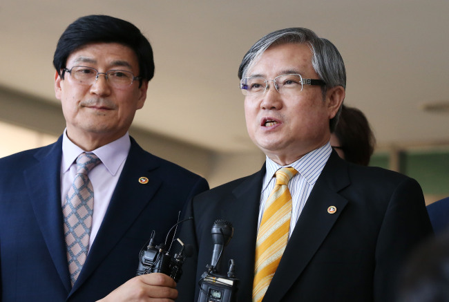 Kim Sung-jae, director of the Kim Dae-jung Peace Center and former culture minister, speaks in a meeting with reporters at the Customs, Immigration and Quarantine Office in Paju, Gyeonggi Province, on Monday. (Yonhap)