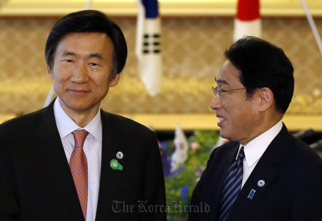 South Korea`s Foreign Minister Yun Byung-se (left) poses with his Japanese counterpart Fumio Kishida before their meeting in Tokyo on June 21. (AP-Yonhap)