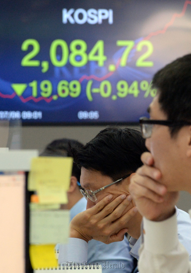 Foreign currency dealers are seen at the main branch of Korea Exchange Bank in central Seoul on Monday. (Ahn Hoon/The Korea Herald)