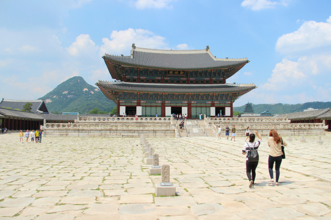 Gyeongbokgung Palace in Seoul is virtually crowd-free on a Monday afternoon with the Cultural Heritage Administration making admission for all of the city’s four palaces as well as the Jongmyo Royal Shrine and Royal Tombs free for the entire month of July in light of the Middle East respiratory syndrome outbreak. (Julie Jackson / The Korea Herald)