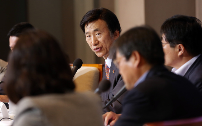 Foreign Minister Yun Byung-se (center) speaks during a news conference at the Korea Press Center hosted by the Kwanhun Club, a Seoul-based association of senior journalists, Thursday. (Yonhap)