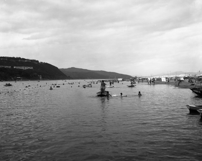 Seoulites swim and row boats in the Hangang River on Aug. 3, 1964. (Seoul Metropolitan Government)