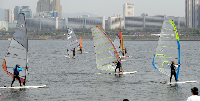 Wind surfers take to the water on the Hangang River. (Seoul Metropolitan Government)