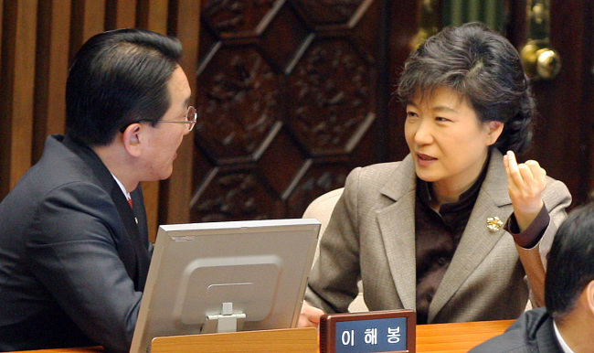 This 2009 file photo shows President Park Geun-hye, the then chairwoman of Grand National Party, talking to Hyun Ki-hwan who was also a parliamentary member. (Yonhap)