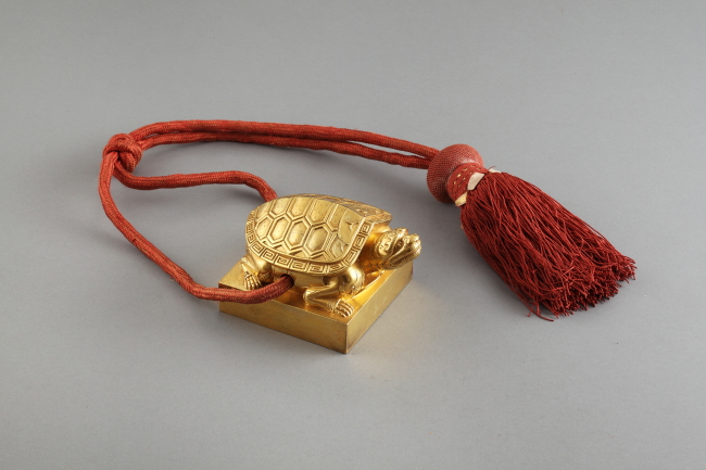 Gold seal of Empress Suneui that marks her coronation (National Palace Museum of Korea)