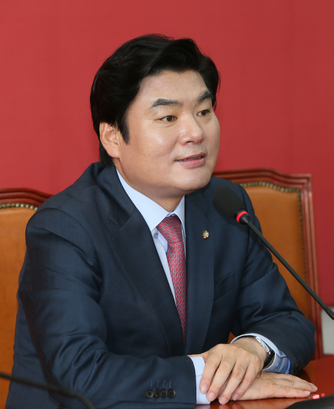 Rep. Won Yoo-chul, new floor leader of the ruling Saenuri Party, speaks at a news conference on Tuesday. (Yonhap)