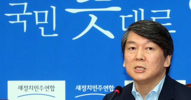 Ahn Cheol-soo speaks at a news conference in Seoul, Wednesday. (Yonhap)