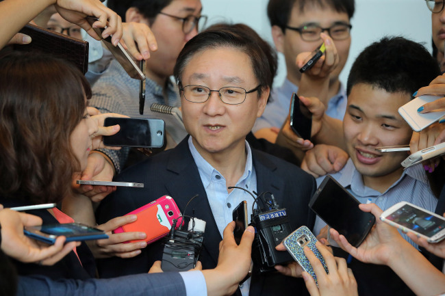 Samsung C&T CEO Kim Shin responds to reporters at the company’s headquarters in southern Seoul on Wednesday. Yonhap