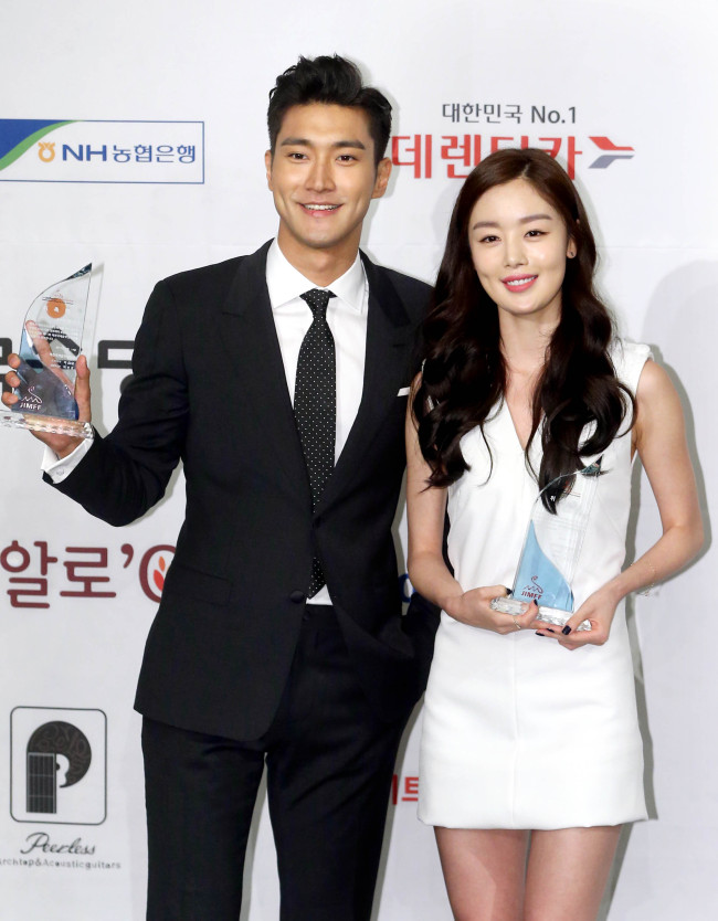 Siwon and Sunhwa pose for press at the Conrad Hotel Seoul, Tuesday. (Yonhap)