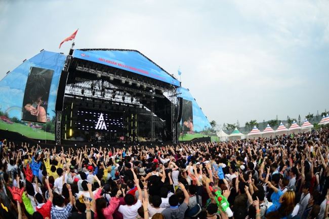 A scene from the 2013 Ansan Valley Rock Festival, where more than 50,000 people attended the three-day music festivities. (CJ E&M)
