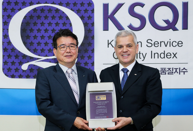 TOP IN SALES SERVICE — GM Korea CEO Sergio Rocha (right) poses with Korea Management Association Consulting vice president Yoo In-sang in celebration of GM’s high sales service quality levels, on Wednesday. For three consecutive years, GM received the highest score in the sales category in the Korean Service Quality Index, conducted by the KMAC. (GM Korea)