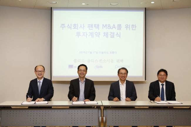 A consortium, led by local IT firms Optis and Solid, on Friday agreed to acquire Pantech, the nation’s third-largest handset-maker. From left are Optis CEO Lee Ju-hyung; Solid co-CEO Chung Joon; Optis chairman Byeon Yang-kyoon; and Pantech CEO Park Byeong-yeop. Solid-Optis