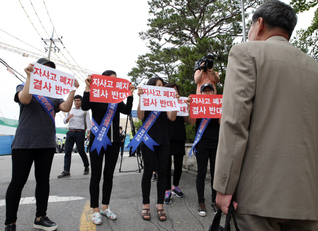 Parents of students attending autonomus private high schools block one of the school principals from attending the hearing held at Seoul Metropolitan Office of Education on July 7. (Yonhap)
