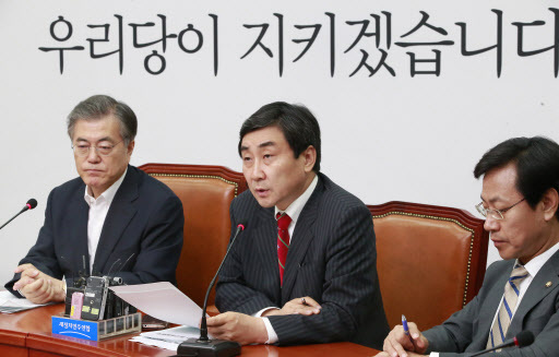 NPAD chair Rep. Moon Jae-in (left) and NPAD floor leader Rep. Lee Jong-kul (center) at the main opposition party's morning meeting, Monday. (Yonhap)