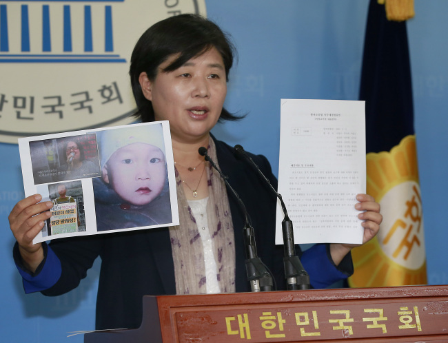 NPAD Rep. Seo Young-kyo holds a press conference about a revision bill that lifts the statute of limitation on homicide cases at the National Assembly, Tuesday. (Yonhap)