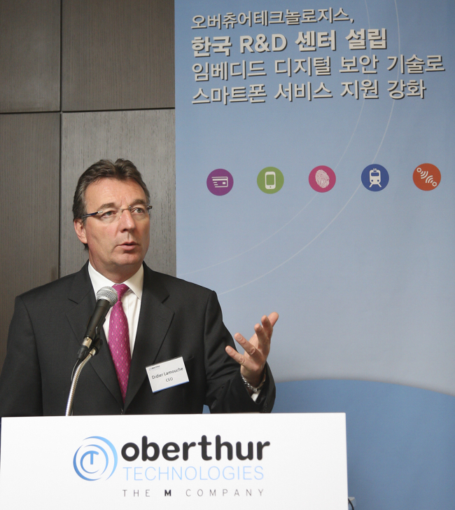 Oberthur Technologies chief executive Didier Lamouche speaks of the firm‘s mobile security solutions at a press meeting in Seoul on Thursday. Oberthur Technologies