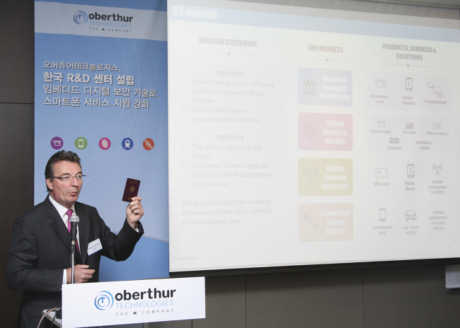 Oberthur Technologies chief executive Didier Lamouche speaks of the firm‘s mobile security solutions at a press meeting in Seoul on Thursday. Oberthur Technologies