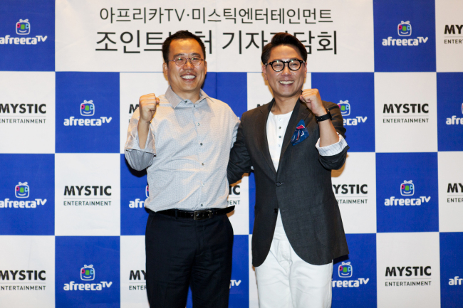 Afreeca TV Seo Soo-kiel (left) and Mystic Entertainment CEO Yoon Jong-shin pose for press at CGV Apgujeong Thursday. (Mystic Entertainment)