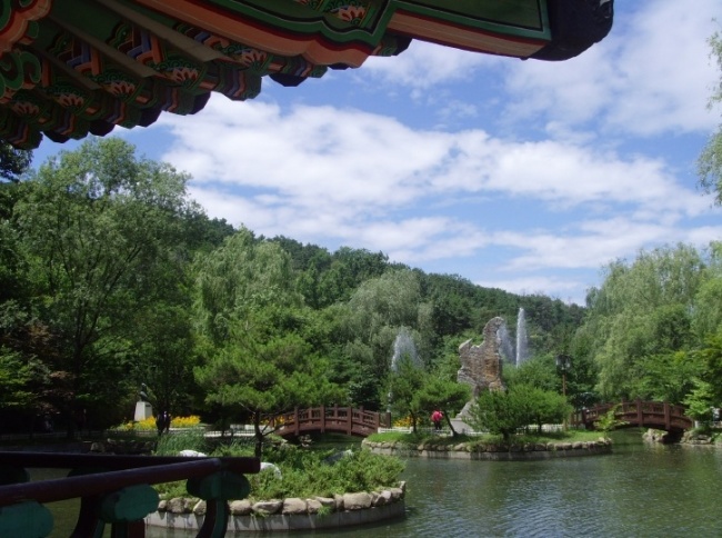 Gwanaksan lake garden (Seoul Metropolitan Government)
