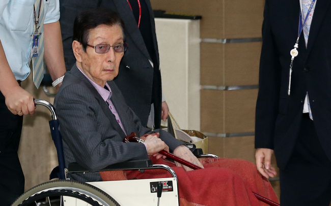 Lotte founder and genreal chairman Shin Kyuk-ho arrives at Gimpo International Airport on Tuesday night. Yonhap