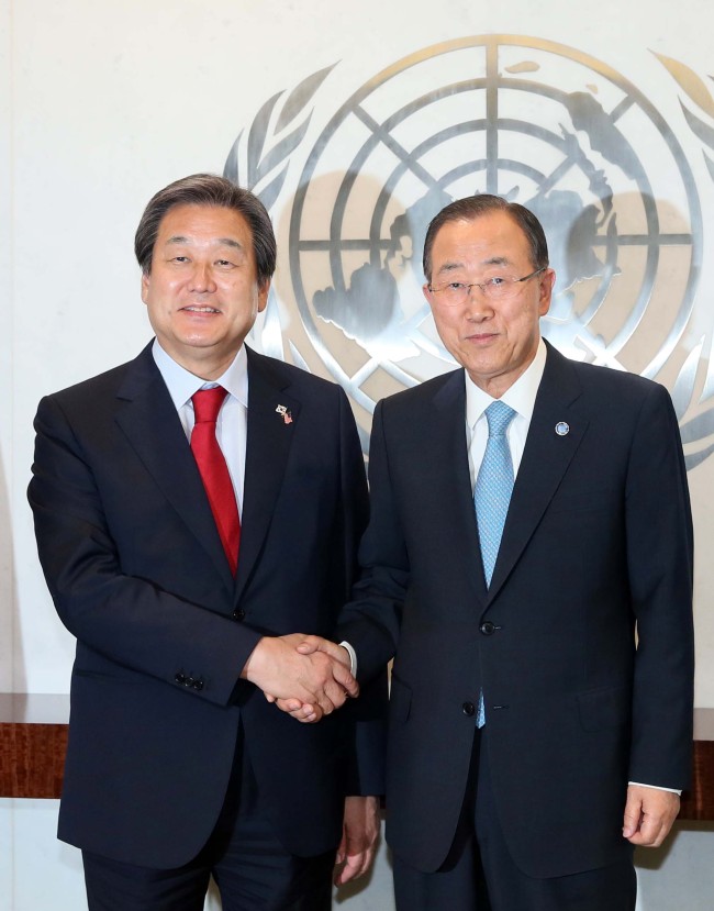 U.S. Secretary-General Ban Ki-moon(right) and Saenuri Party Leader Rep. Kim Moo-sung.