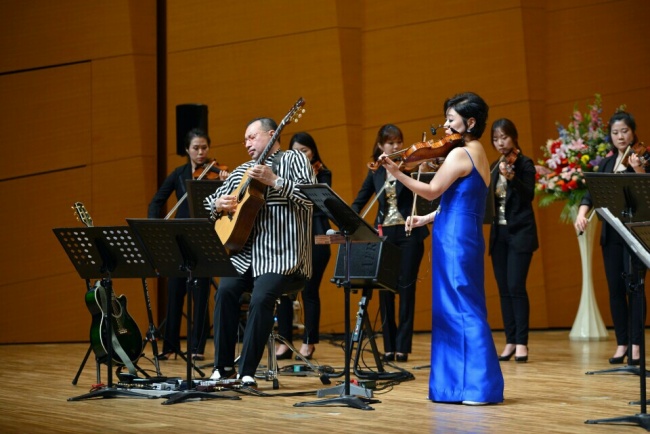 Jiro Yoshida (left) performs with violinist Lee Sung-ju (right) and Joy of Strings in Kobe, Japan, on May 16. (Joy of Strings)