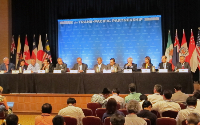 Ministers from 12 nations negotiating a Pacific Rim trade pact hold a news conference in Lahaina, Hawaii, Friday, saying they made significant progress in reaching an agreement. (AP-Yonhap)