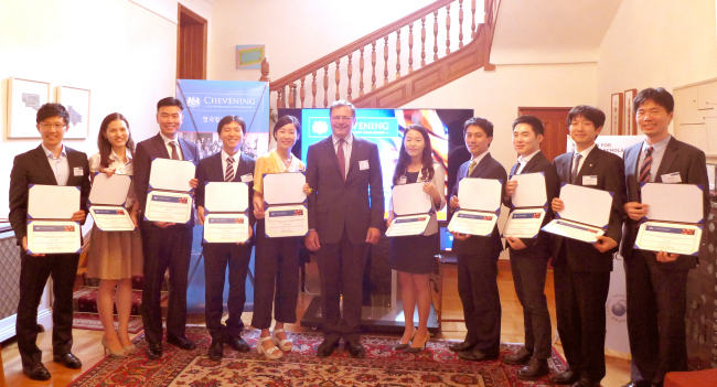 The 2015 Chevening Scholars pose with British Ambassador Charles Hay (center) at a reception marking their departure at the ambassador’s residence in Seoul on Thursday. Joel Lee/The Korea Herald