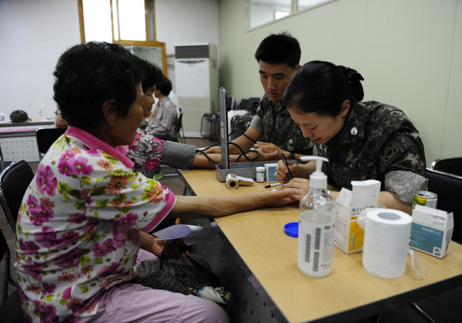 Elderly South Koreans receive their regular health check-ups at a medical facility. (Yonhap)