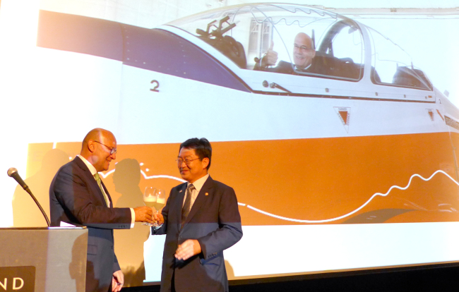 Peruvian Ambassador Jaime Pomareda (left) and Korean Vice Defense Minister Baek Seung-joo raise their glasses at a reception on Tuesday. Joel Lee / The Korea Herald