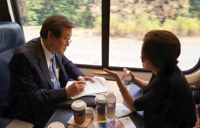 Saenuri Party leader Rep. Kim Moo-sung reviews a speech he is set to give at Columbia University on a train for New York last Wednesday. (Yonhap)