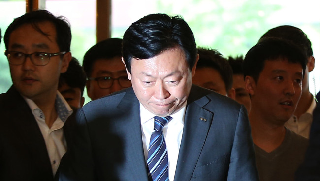 Lotte Group chairman Shin Dong-bin apologizes over the family feud causing public concerns at Gimpo International Airport on Monday. Yonhap