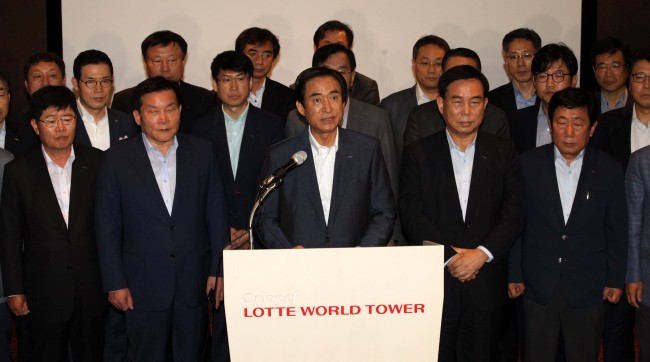 Thirty-seven chiefs of Lotte Group’s subsidiaries, including Lotte Corp. CEO Noh Byung-yong (center, front row), show their support for Lotte chairman Shin Dong-bin in the founding family feud. The emergency meeting was held at Lotte World Tower in Jamsil, southern Seoul, Tuesday. (Yonhap)